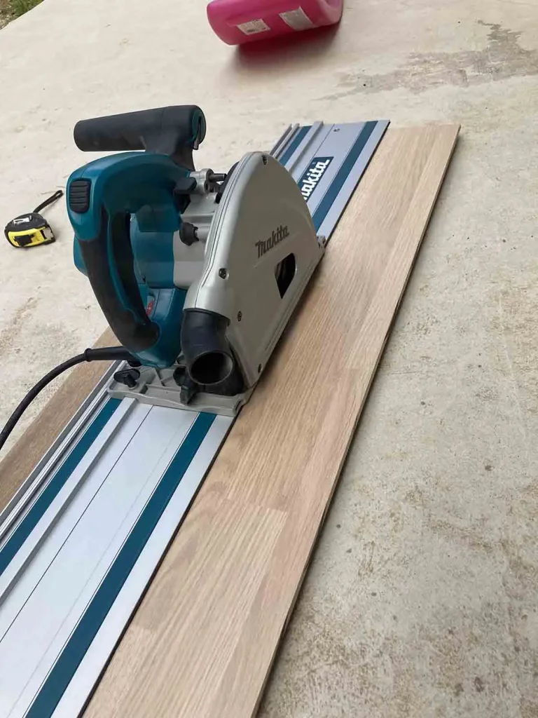 Découpe de parquet pour pose de sol stratifié