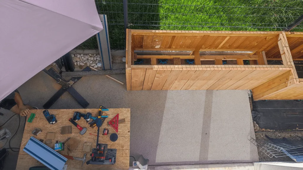 Pose ton Bois - Menuisier Agenceur Lorient Morbihan - Aménagement bac à fleur extérieur en bois sur mesure - vue de chantier
