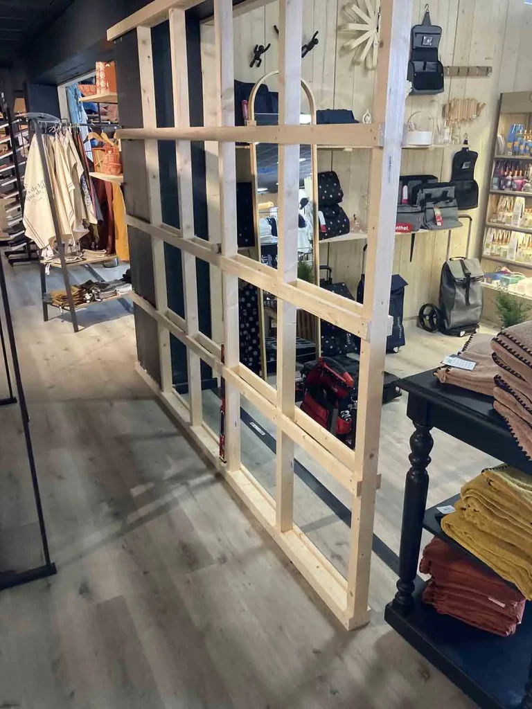 Pose ton Bois - Menuisier Agenceur Lorient Morbihan - Construction d'une cloison dans une boutique