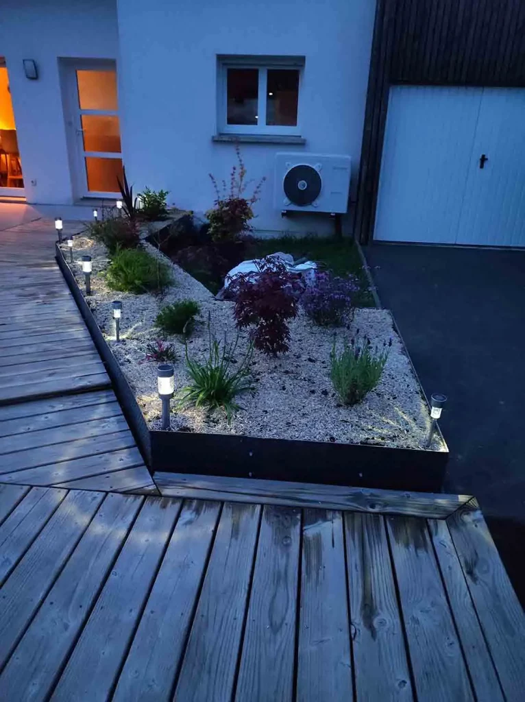 Pose ton Bois - Menuisier Agenceur Lorient Morbihan - Création de bac acier pour plantes extérieures - vue éclairages de nuit