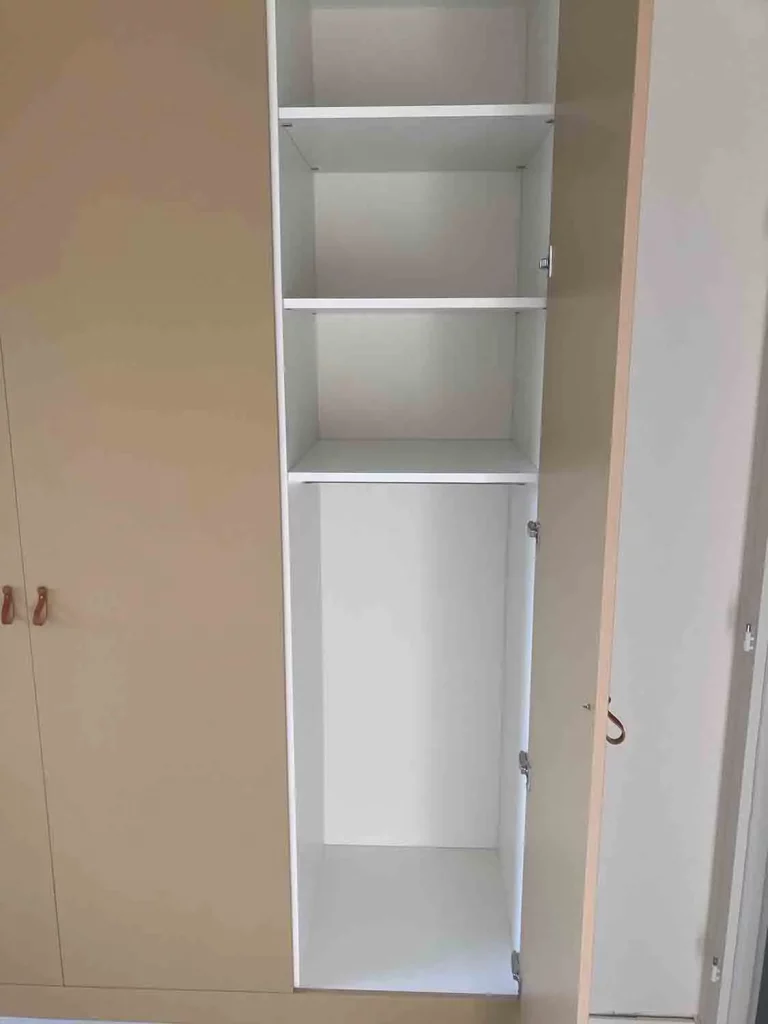 Pose ton Bois - Menuisier Agenceur Lorient Morbihan - Installation de dressing avec portes porte ouverte