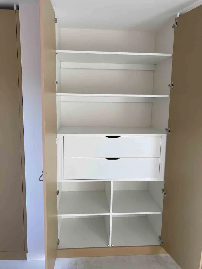 Pose ton Bois - Menuisier Agenceur Lorient Morbihan - Installation de dressing avec portes vue intérieure