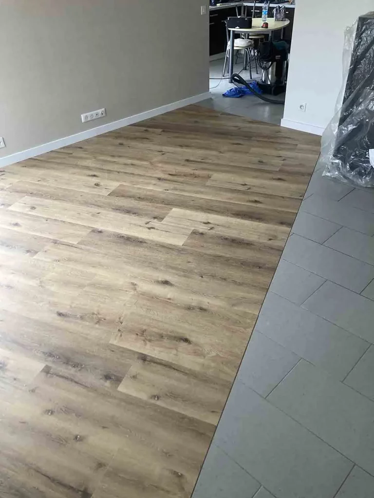 Pose ton Bois - Menuisier Agenceur Lorient Morbihan - Pose de parquet PVC séjour carrelage jonction sol