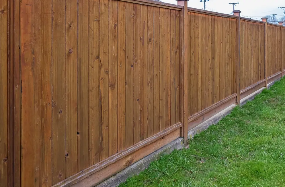 Pose ton bois - Menuiserie extérieurs - Fabrication carport en bois - clôture en bois jardin limite propriété