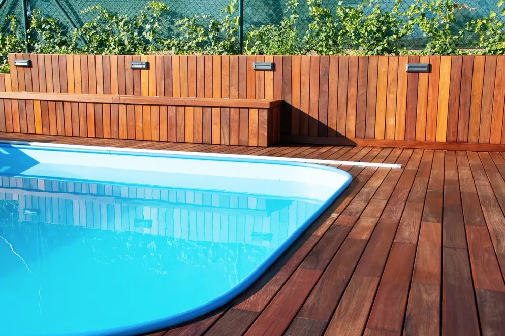 Pose ton bois - Menuiserie extérieurs - Fabrication carport en bois - pose de clôture bois adaptée à l'environnement jardin autour de piscine
