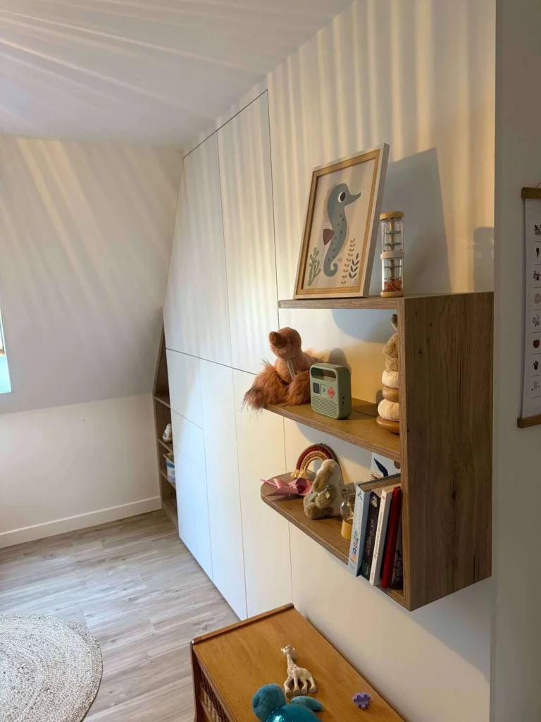 Création meuble sur mesure sous pente dressing chambre enfant niches décoration étagères - Inzinzac