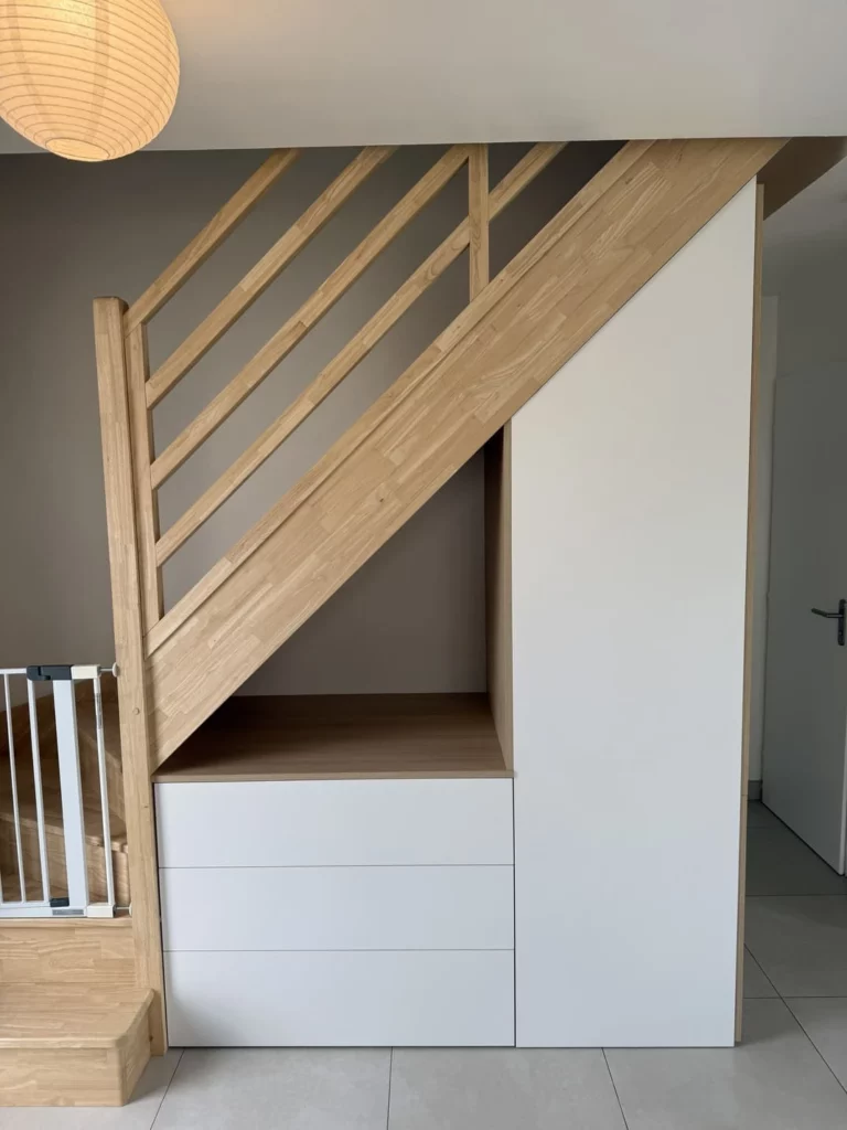 Fabrication meuble tiroirs et niche sous escalier sur mesure avec double penderie haute à Kervignac