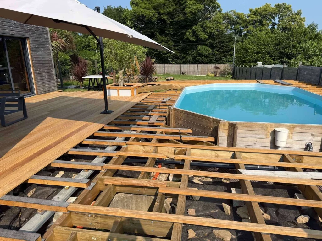 Fabrication terrasse en garapa bois exotique entourage piscine sur mesure - Inzinzac Lochrist - détails des lambourdes structure
