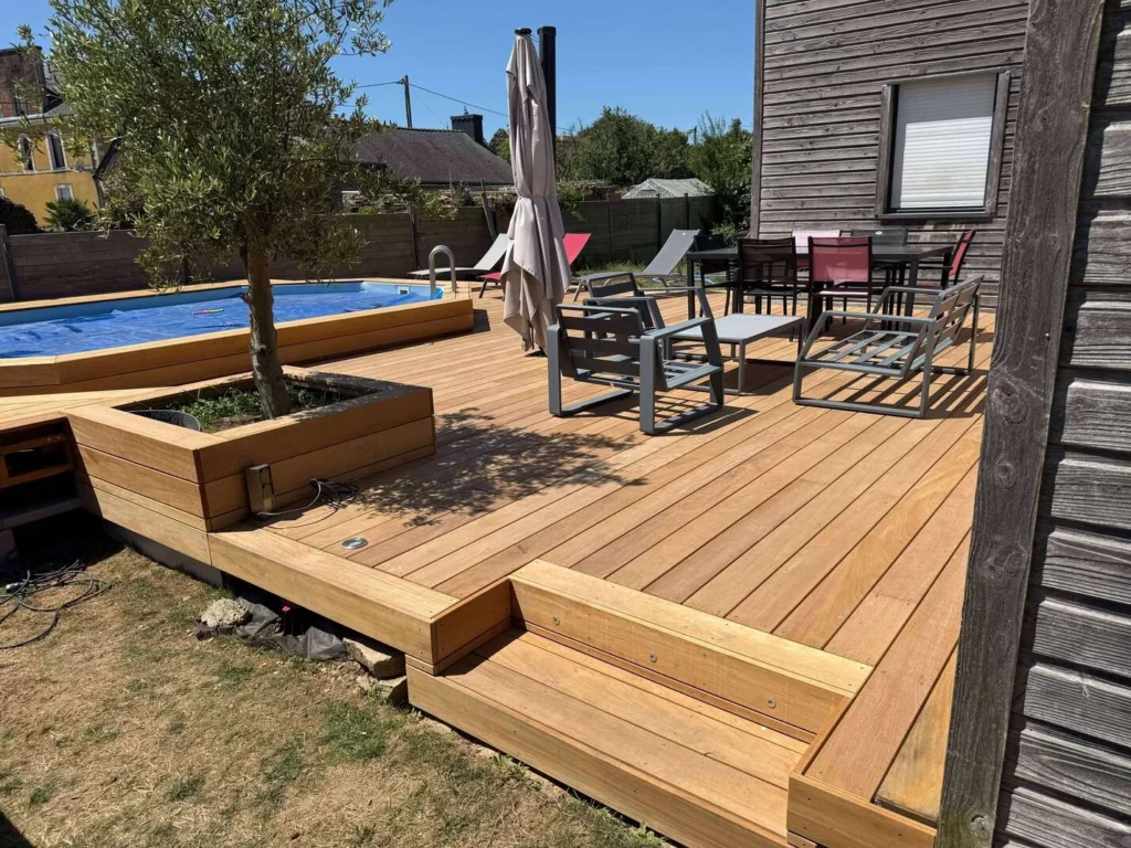 Fabrication terrasse en garapa bois exotique entourage piscine sur mesure - Inzinzac Lochrist - terrasse finalisée