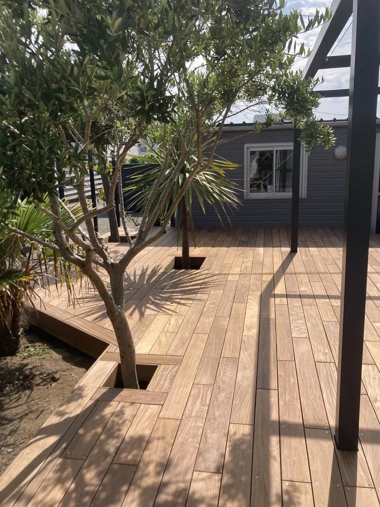 Fabrication terrasse sur mesure passage arbres et pergola Fort bloqué Ploemeur