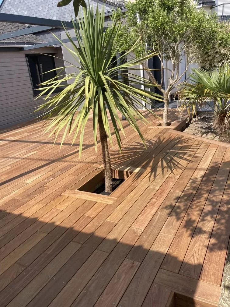 Fabrication terrasse sur mesure passage arbres et pergola Fort bloqué Ploemeur