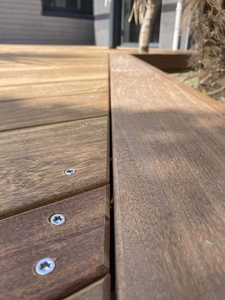 Fabrication terrasse sur mesure passage arbres et pergola Fort bloqué Ploemeur détail
