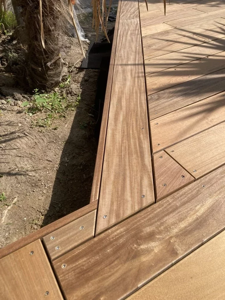 Fabrication terrasse sur mesure passage arbres et pergola Fort bloqué Ploemeur détail