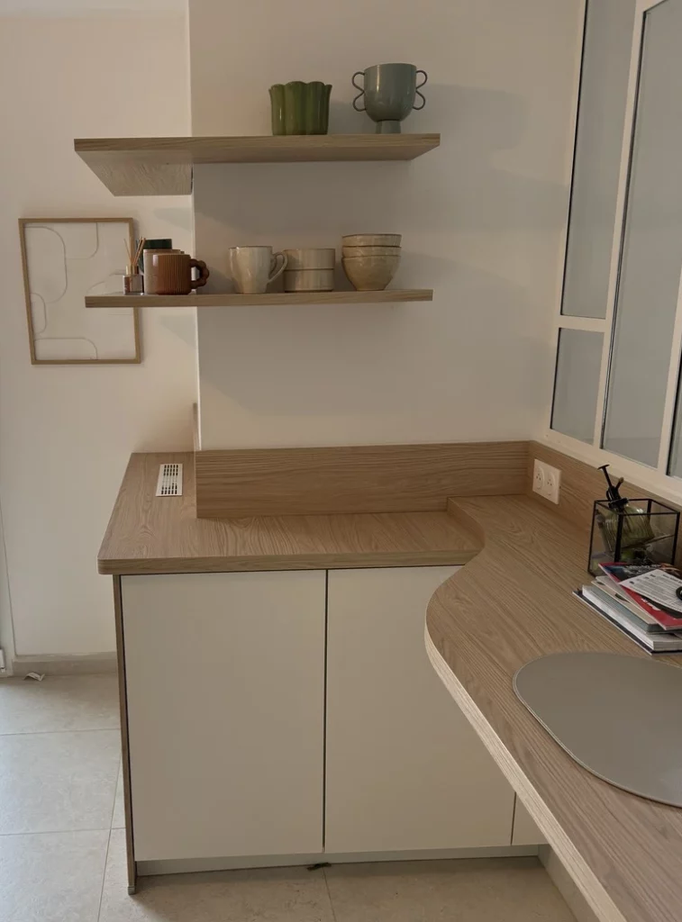 Pose de cuisine habillage toute hauteur et plan de travail coin snack - Quéven